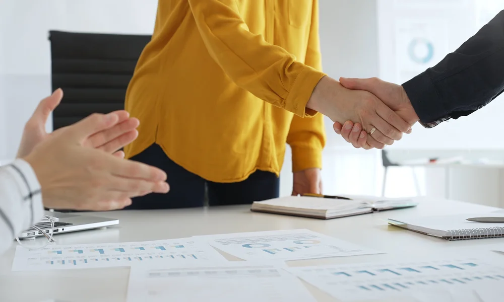 Président de CSE en dialogue constructif avec représentants du personnel - réunion collaborative et apaisée