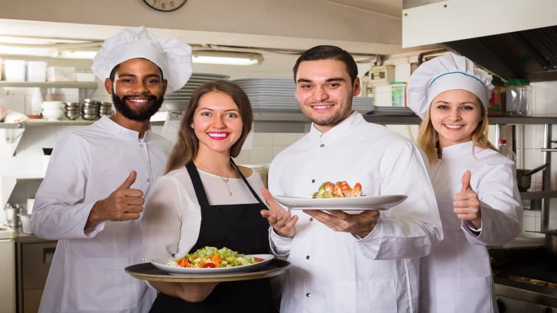 DUERP restaurant : équipe de restaurateurs formée à la prévention des risques